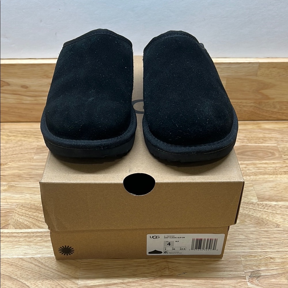 UGG 4 Youth Kids Classic Slip On Black Suede‎ Slippers